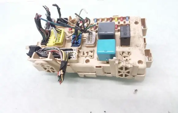 Toyota Avensis T250 Fuse module 8264105020A 9008087013 9008087030