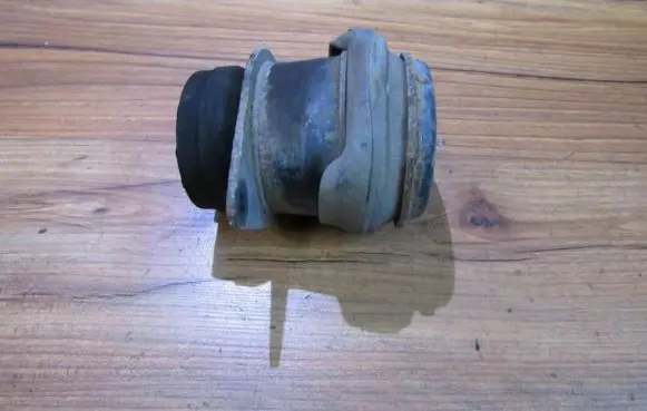Volkswagen Caddy Engine mount bracket 1h0199625