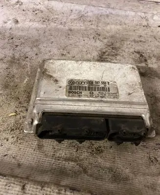 Volkswagen PASSAT B7 Engine control unit/module 8D0907558B 0261204774 26SA5119