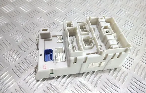 Toyota RAV 4 (XA20) Fuse module 8273342060