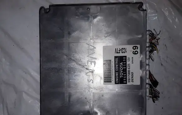 Toyota Avensis T250 Engine control unit/module 8966105690 MB1758006325