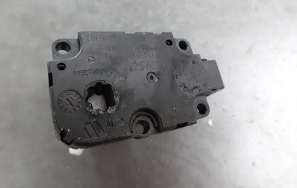 Audi A8 S8 D4 4H Air flap motor/actuator CZ1139300855 321228710301