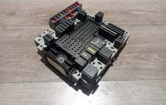 Volvo V70 Fuse module 8645729 8688153