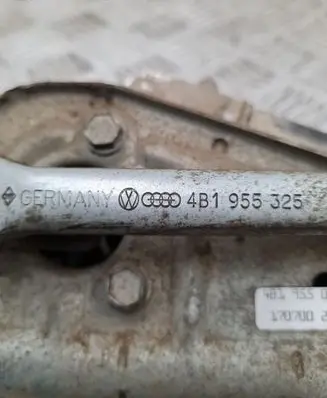 Audi A6 S6 C5 4B Front wiper linkage and motor 8D1955113C
