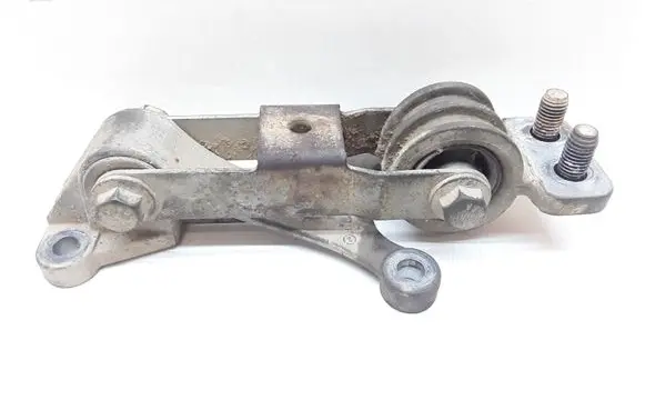 Volvo XC90 Engine mount bracket