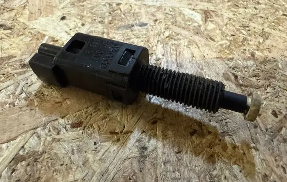 Audi A6 S6 C5 4B Brake pedal sensor switch 811907343B