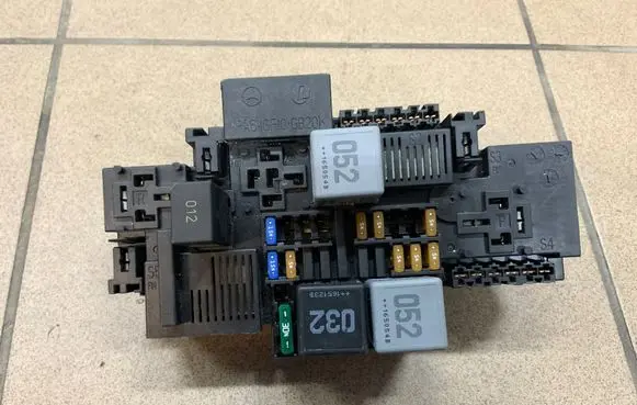 Mercedes-Benz C W205 Fuse module A2229063202 50W211F04