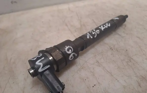 Volvo XC90 Fuel injector 30750283