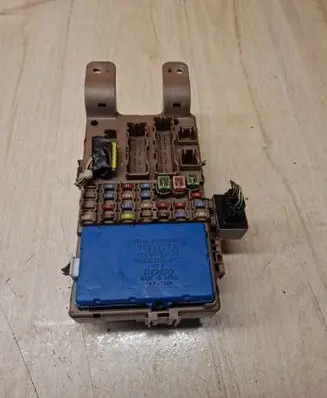 Toyota Corolla E120 E130 Fuse module 8264102040 MB2323008521