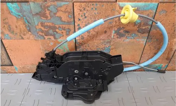 BMW 1 F40 Front door lock 7956149 9883683 51217956149