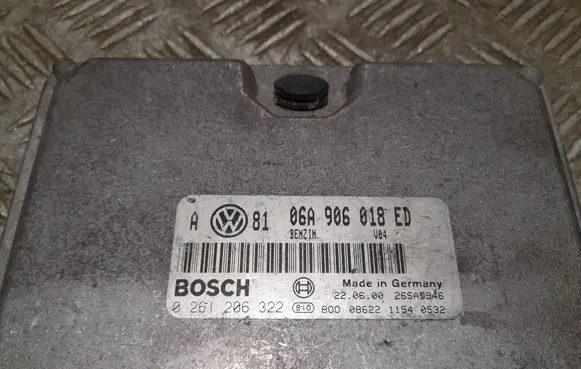 Volkswagen Golf IV Engine control unit/module 06A906018BD 0261206322 26SA3946
