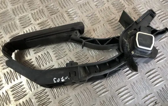 Mercedes-Benz C W203 Accelerator throttle pedal A2033000104