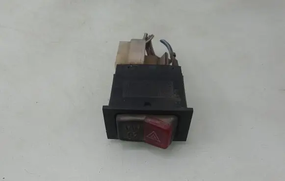 Volkswagen Golf I Hazard light switch