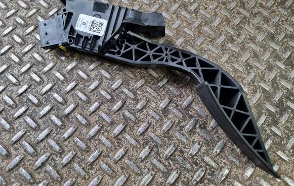 Accelerator throttle pedal