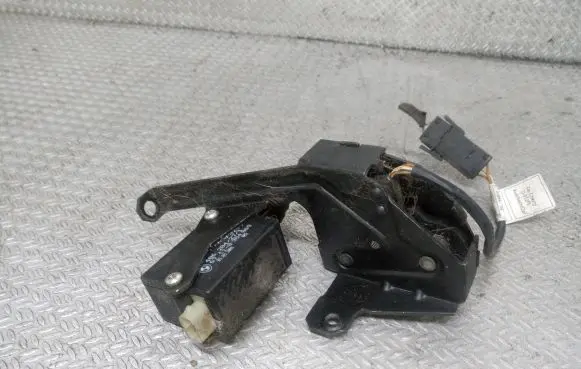BMW 5 E39 Tailgate window lock/catch/latch 67118384069
