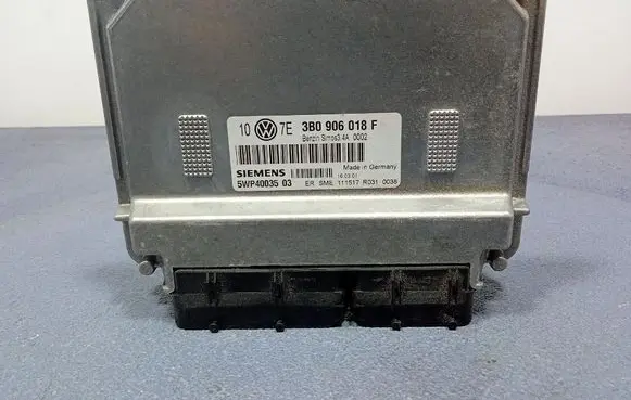 Volkswagen PASSAT B5.5 Engine control unit/module ECU 3B0906018F