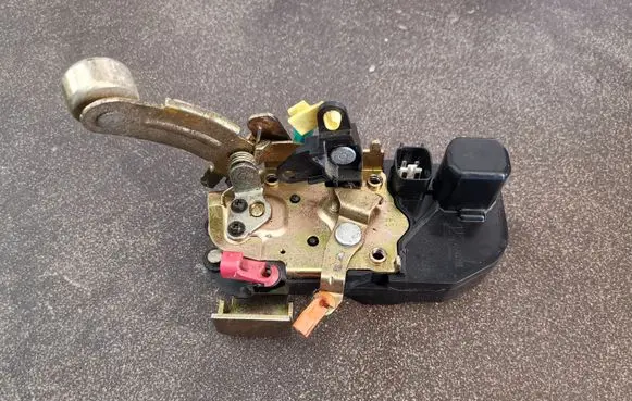 Jeep Cherokee III KJ Front door lock
