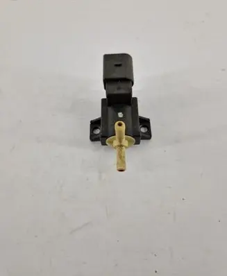Volkswagen Touran I Turbo solenoid valve 03C906283B