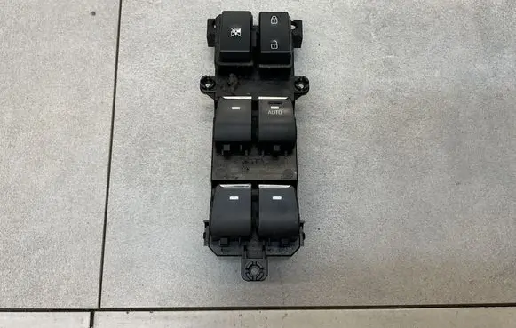 Hyundai Tucson TL Electric window control switch 93570D3100