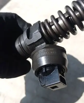 Volkswagen Caddy Fuel injector 038130073BN
