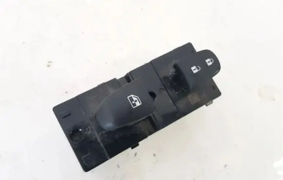 Nissan Qashqai Electric window control switch
