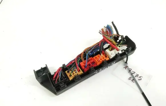 Volkswagen PASSAT B5 Fuse box set 8D1937545B