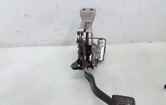 Toyota Previa (XR30, XR40) II Brake pedal