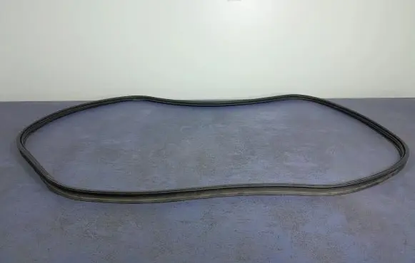 Trunk rubber seal (body)