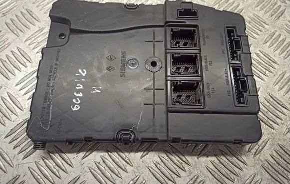 Renault Megane II Fuse box cover 8200306434