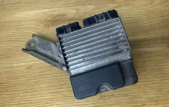 Toyota Avensis T250 Fuel injection control unit/module 8987120040
