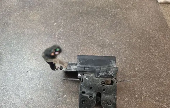 Loading door lock