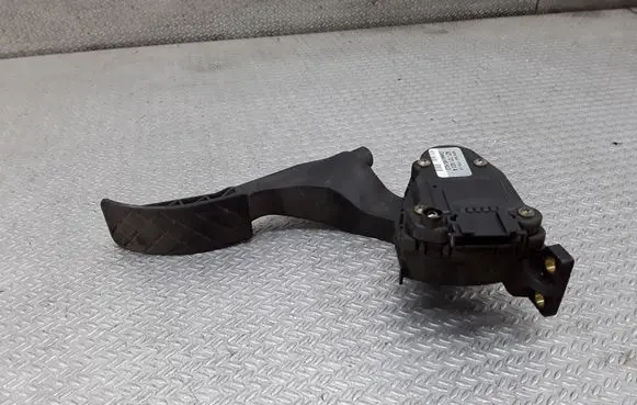 Accelerator throttle pedal