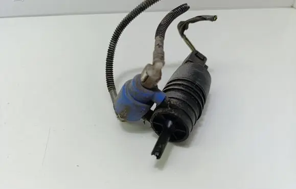 Volkswagen PASSAT B6 Windscreen/windshield washer pump 