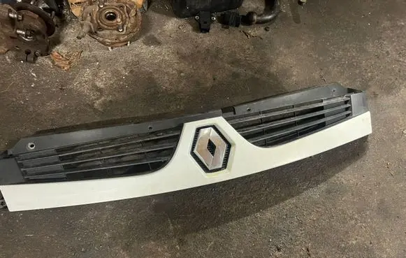 Renault Master II Front bumper upper radiator grill 8200426365