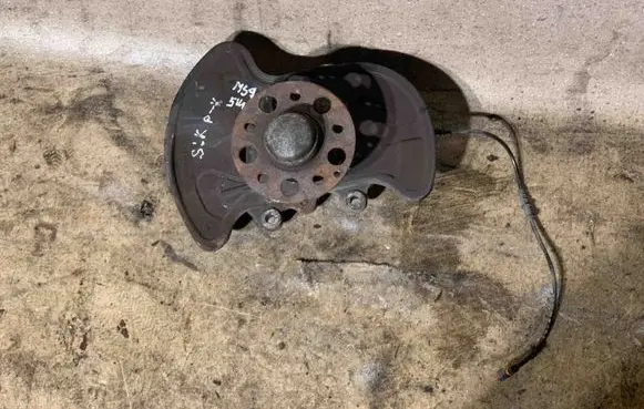 Mercedes-Benz SLK R172 Front wheel hub A2044202544