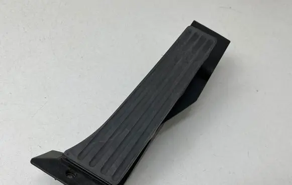 Accelerator throttle pedal
