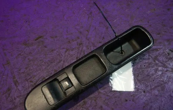 Peugeot 307 Quarter vent window switch 96351625XT