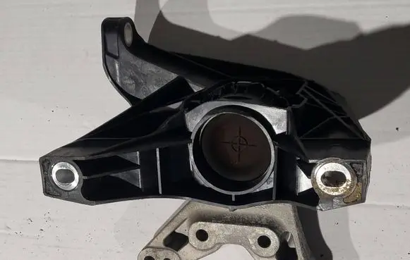 Peugeot 5008 II Engine mount bracket 091622