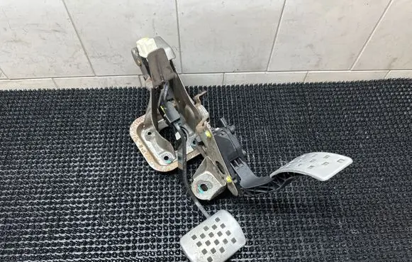 Renault Clio IV Pedal assembly 180026997R 6PV00997813