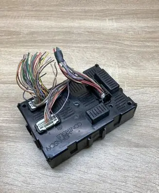 Renault Clio III Central body control module 8201054128 216693928 19759041