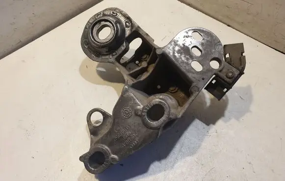 Engine mounting bracket