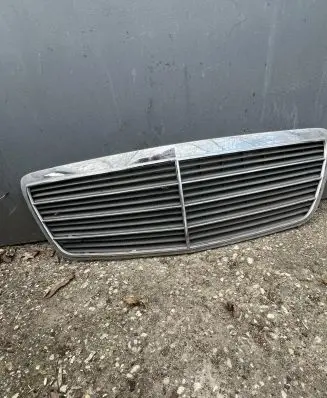 Mercedes-Benz E W210 Front bumper upper radiator grill 2108800583 F114