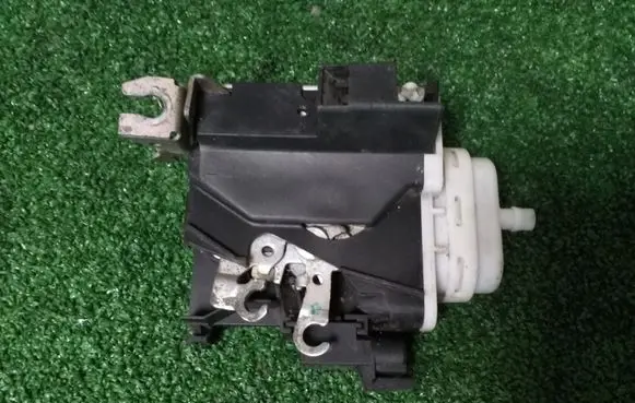 Audi A6 S6 C4 4A Front door lock 4A1837015A 4A0173