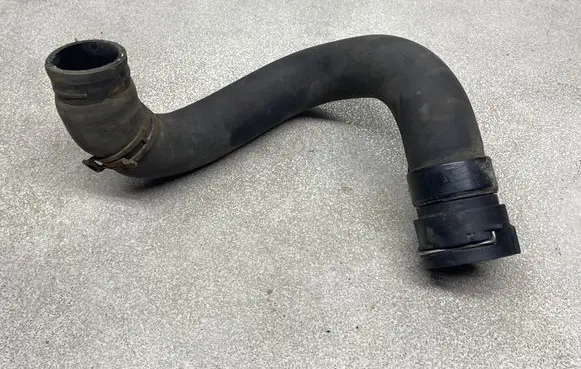 Opel Insignia A Engine coolant pipe/hose 13422453 565453722