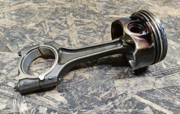 Volkswagen PASSAT B7 Piston with connecting rod 06LB 06HBP