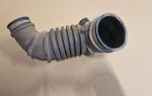 Mitsubishi L200 Turbo air intake inlet pipe/hose 1505A237