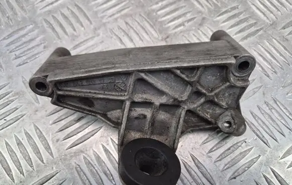 Mercedes-Benz CLS C218 X218 Engine mounting bracket A6420101740