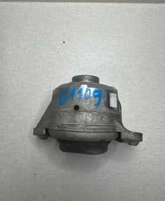Mercedes-Benz C W205 Engine mount bracket a2052407800