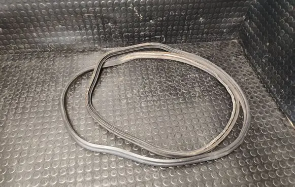 Trunk rubber seal (body)
