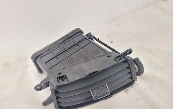 Hyundai i30 Dash center air vent grill 974202R000 U07966